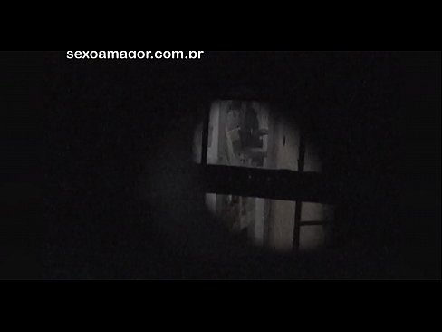 ❤️ يتم تصوير بلوندي سرا بالفيديو من قبل متلصص في الحي مختبئًا خلف الطوب المجوف الإباحية vk